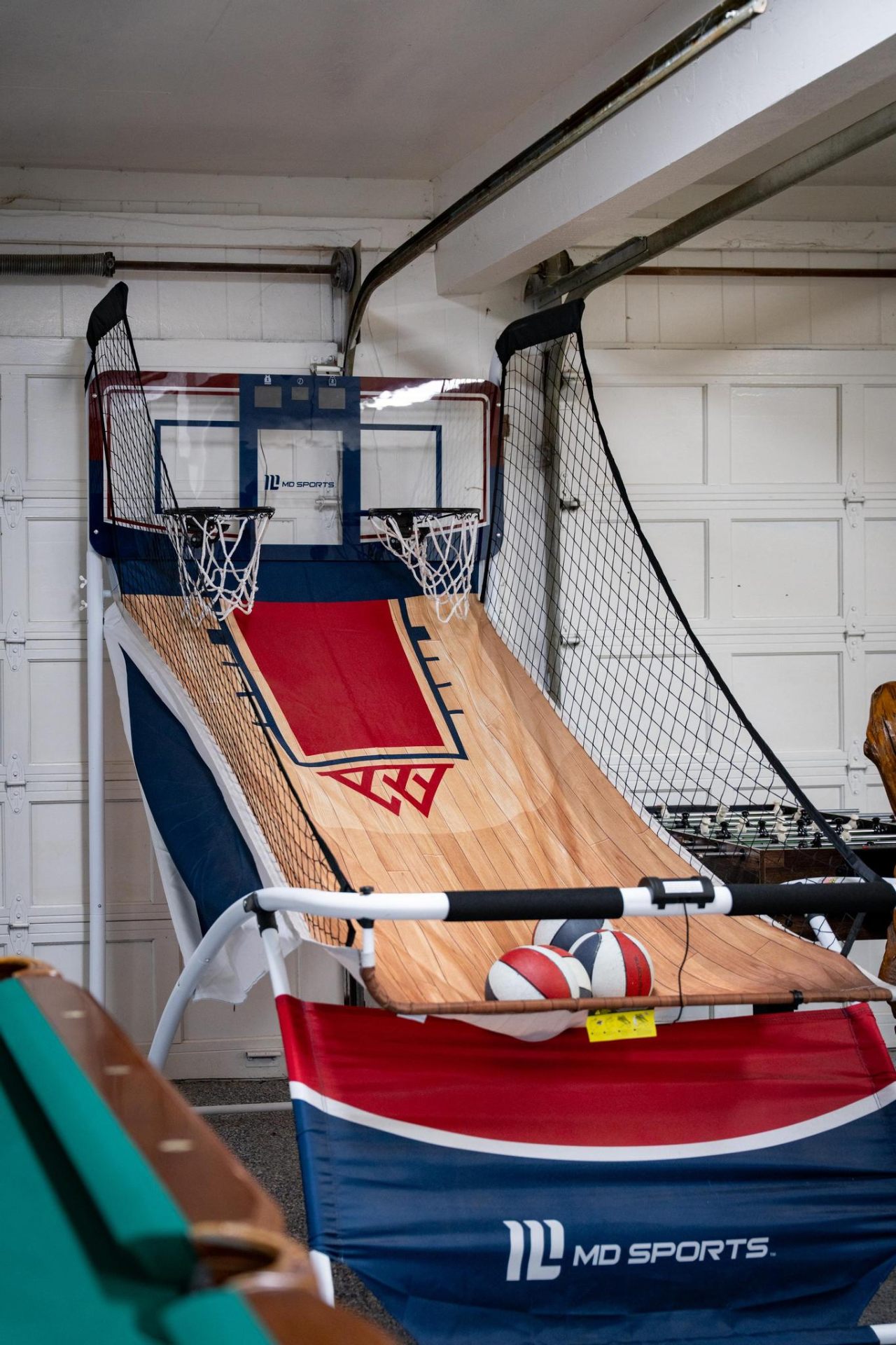 Dual-hoop arcade basketball game