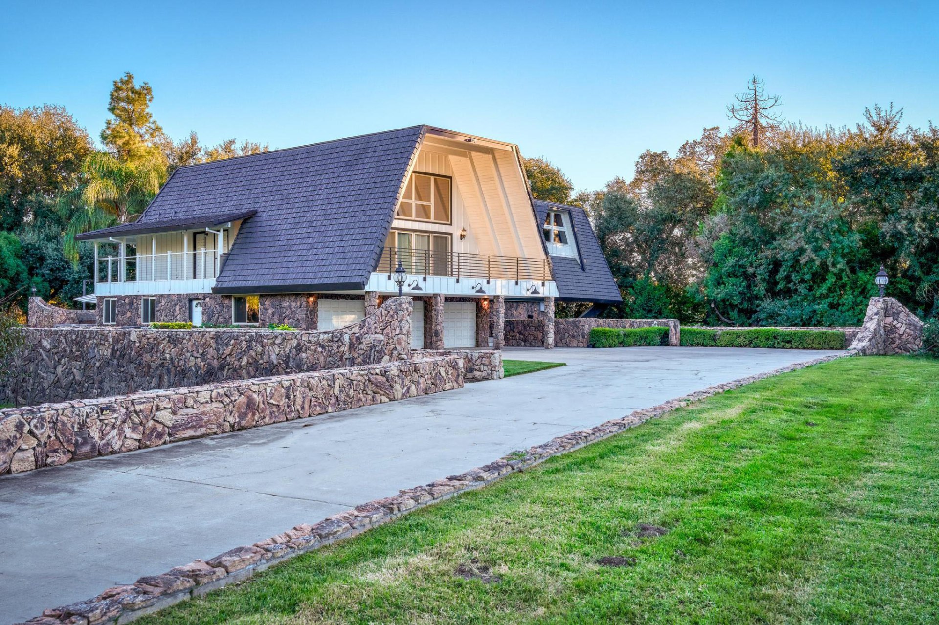 Stone-walled driveway approach